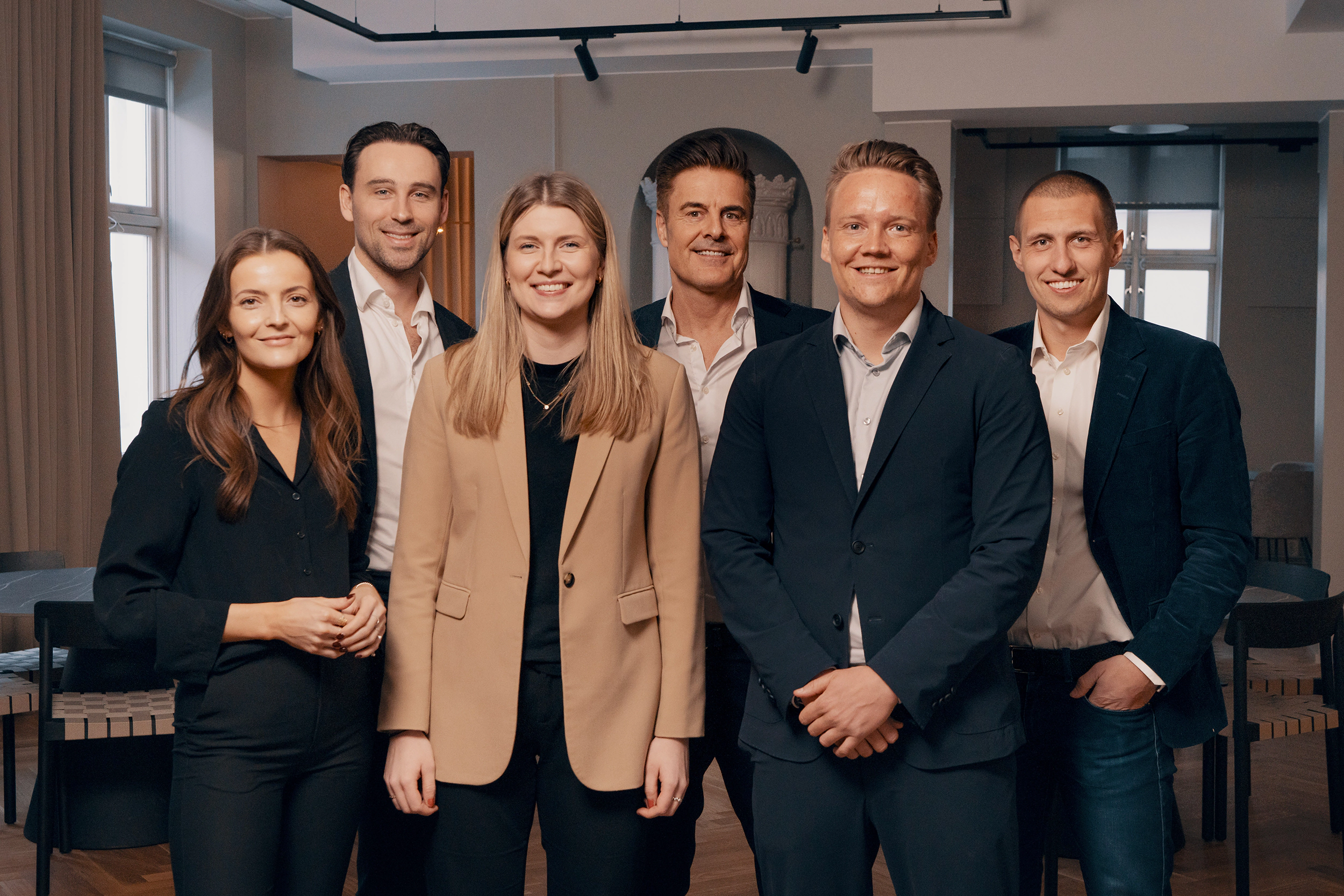 Kollegaer som står samlet på kontoret til 24SevenOffice 